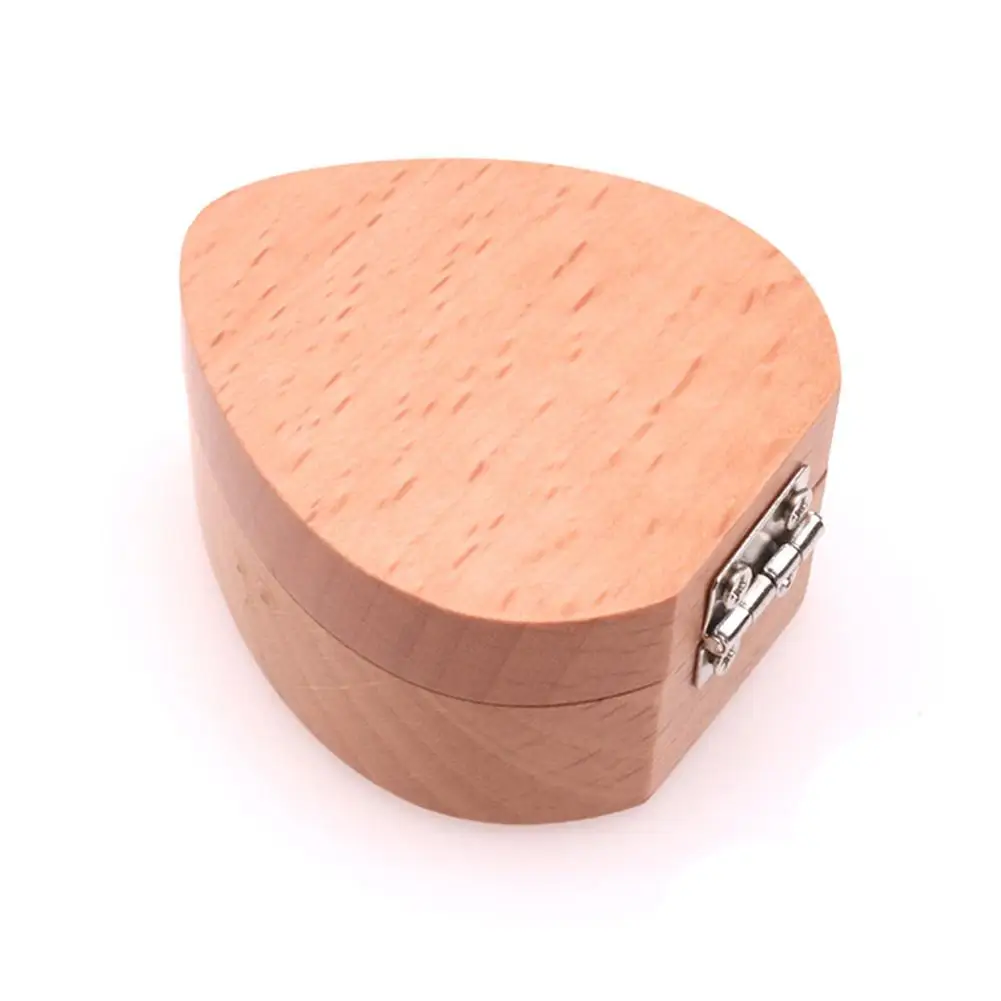 

2021 гитары Палочки коробка бука в форме сердца ящик из твердой древесины подарочной коробке не Палочки Размеры: около 50*42*25 мм Материал: дерево