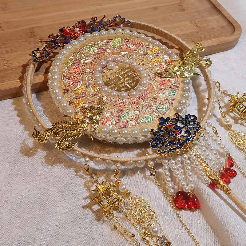 

Vintage Chinese Pearl Wedding Fan Bride Embroidered Chinese Gift Dance Hand Fan Abanico Novia Wedding Gifts For Guests AA50SZ