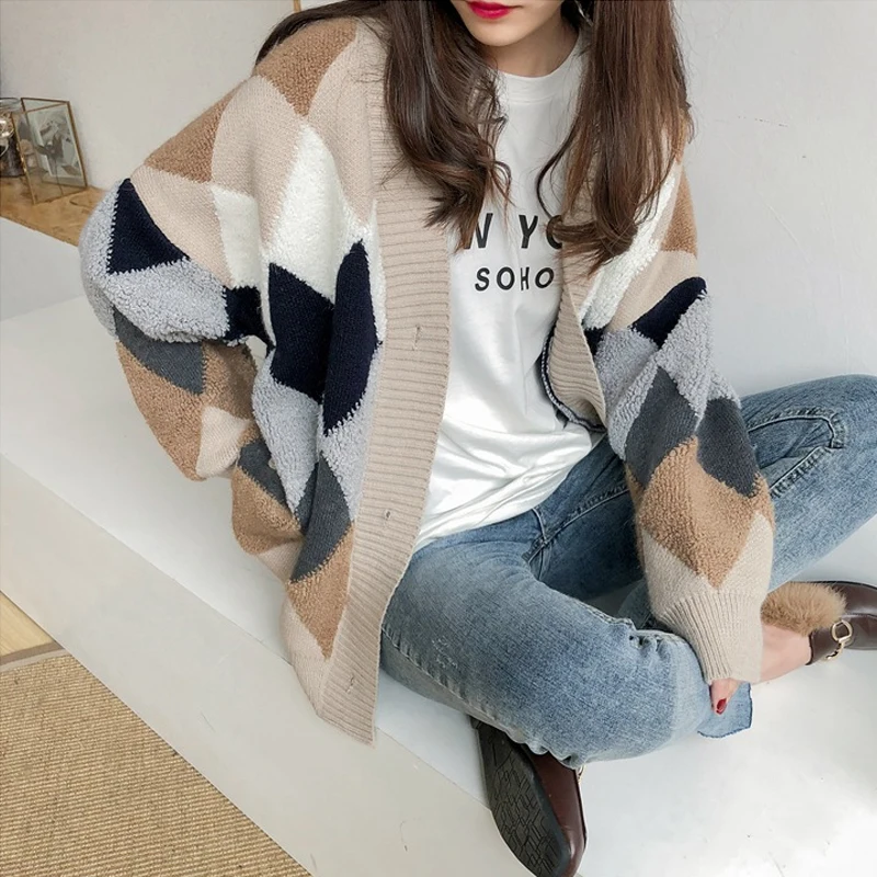 Женский трикотажный свитер в клетку с пышными рукавами| |