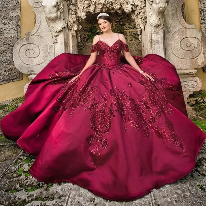 

2021 Burgundy Ball Gown Quinceanera Dresses Spaghetti Straps Sequined Prom Gowns Lace Up Sweet 15 Masquerade Dress