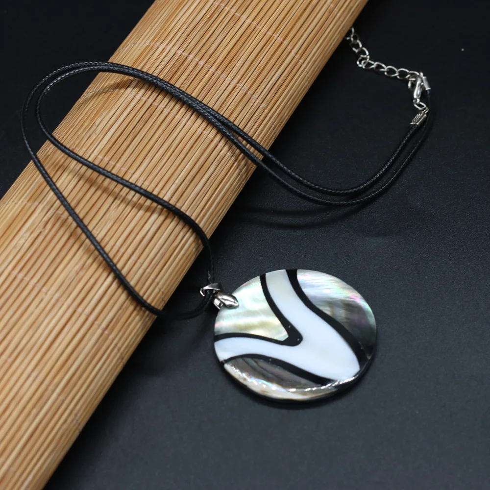

Natural Splicing Stripe Shell Pendant Necklace Round Shape Shell Charms Necklace for Women Men Jewelry Trendy Necklace Gift