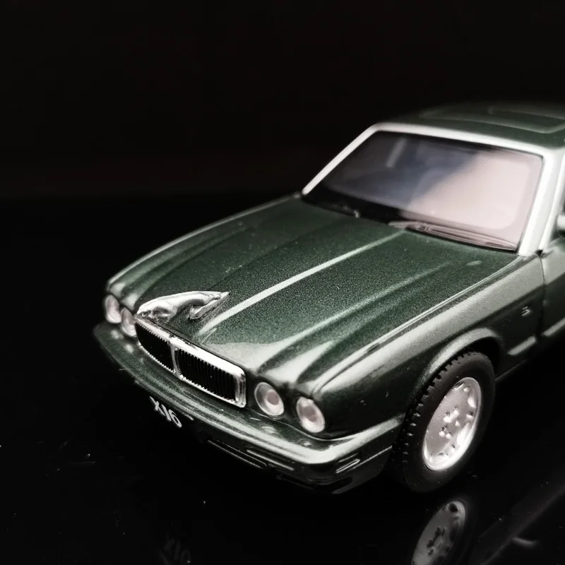Коллекционная игрушка Jaguar XJ6 коллекционная из сплава в масштабе 1/32 подарок для