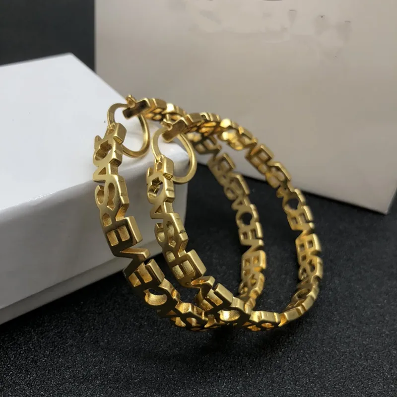 

Серьги с золотыми буквами для фотосъемки на улице