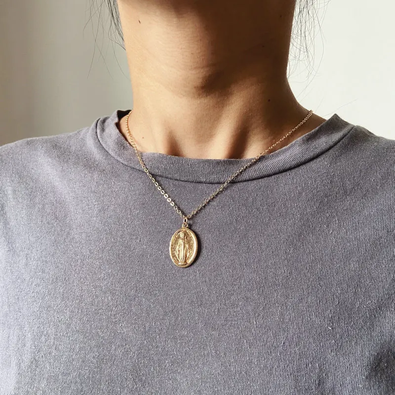 

New Simple Vintage Carved Coin Necklace For Women Fashion Gold Silver Color Figur Medallion Pendant Long Necklaces Boho Jewelry