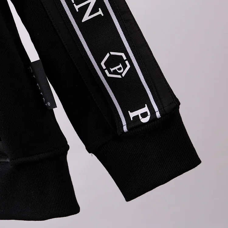 

Hoodies & Sweatshirts