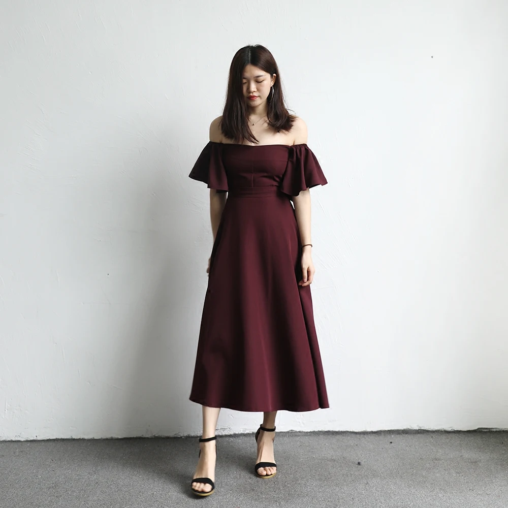 Женское облегающее платье с широким рукавом открытыми плечами и поясом