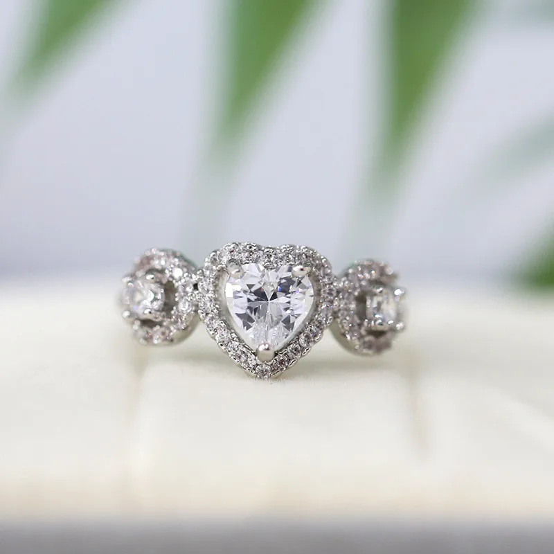 Бесцветное кольцо с драгоценным камнем покрытием из 18 каратного золота медное