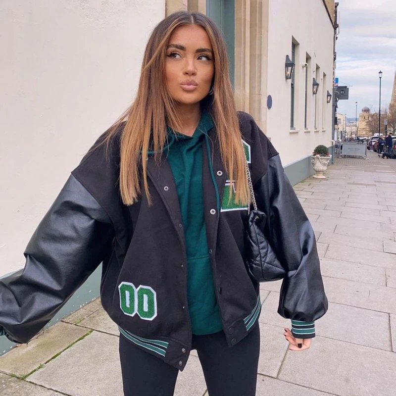 

Новые повседневные женские бейсбольные куртки большого размера, модные кожаные куртки с длинным рукавом и вышивкой надписью, в помещении и ...