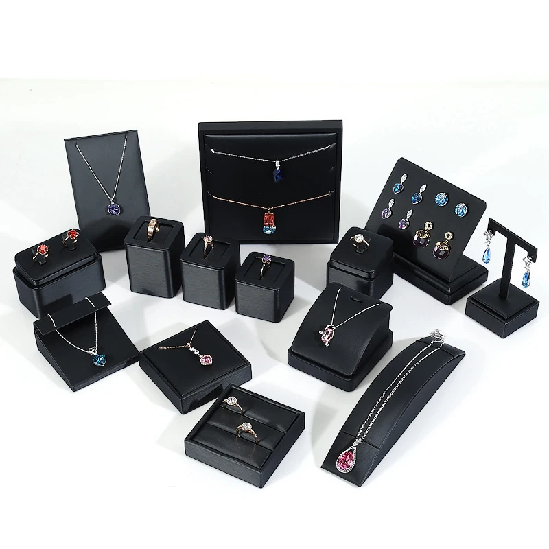 Демонстрация ювелирных изделий из черной матовой искусственной кожи|Упаковка и