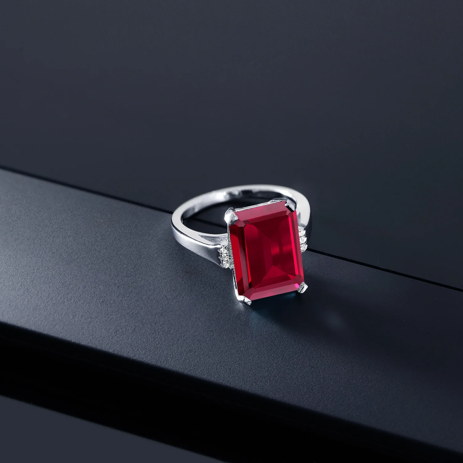 Женское Винтажное кольцо GemStoneKing красное с изумрудной огранкой 925 пробы