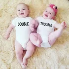 Двойные неприятности забавные новорожденный хлопковые ползунки младенческой Детские близнецы друзья с коротким рукавом спортивный костюм для малышей; Комплекты детской одежды модных наряд