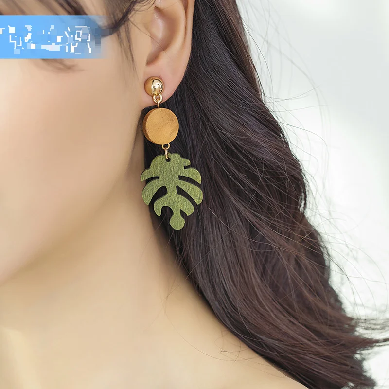 Korean version of Tiantai simple wood leaf earrings round temperament ear nail source manufacturers | Украшения и аксессуары