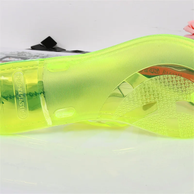 Новинка Модные шлепанцы с металлическим украшением Женские желейные сандалии