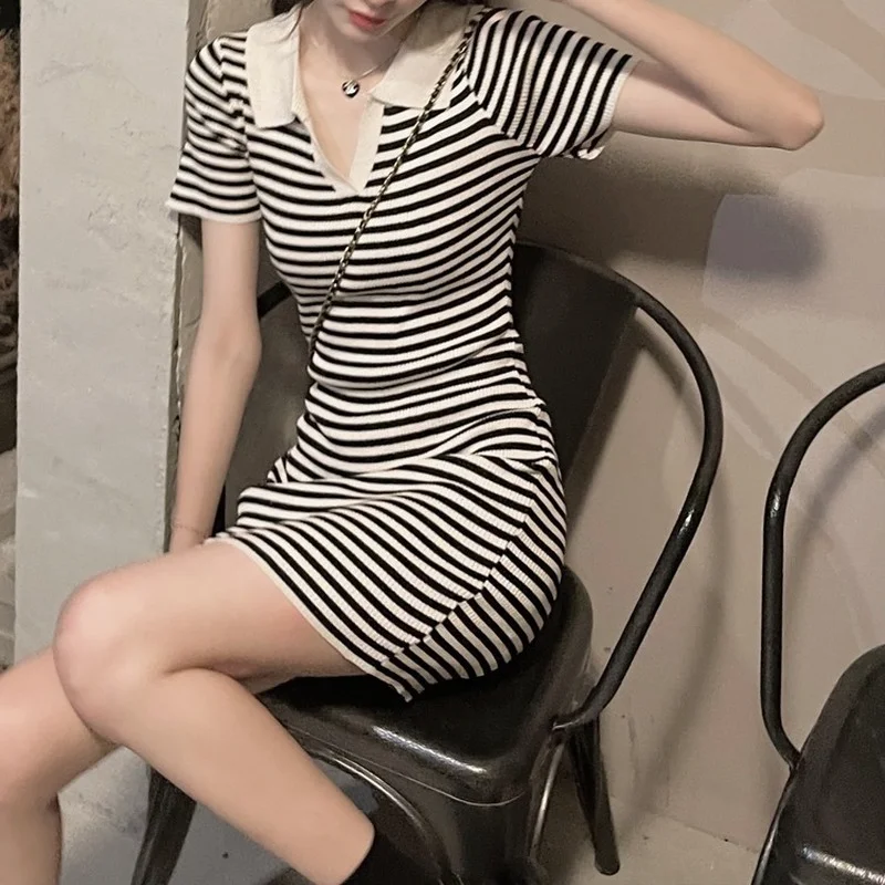 Женское мини-платье в полоску с отложным воротником