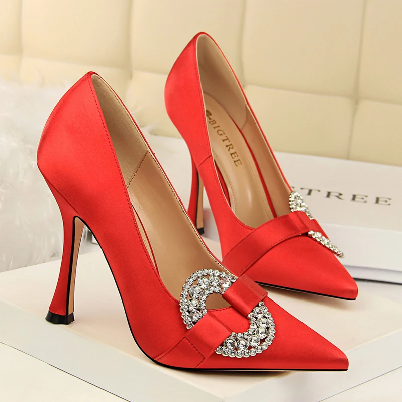 Модные атласные туфли в европейском и американском стиле на высоком каблуке с