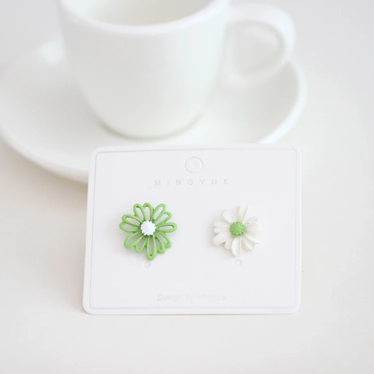 

New Alloy Spray Paint Asymmetric Small Daisy Earrings For Girlfriends And Girls Sen Earrings 0C1#2583