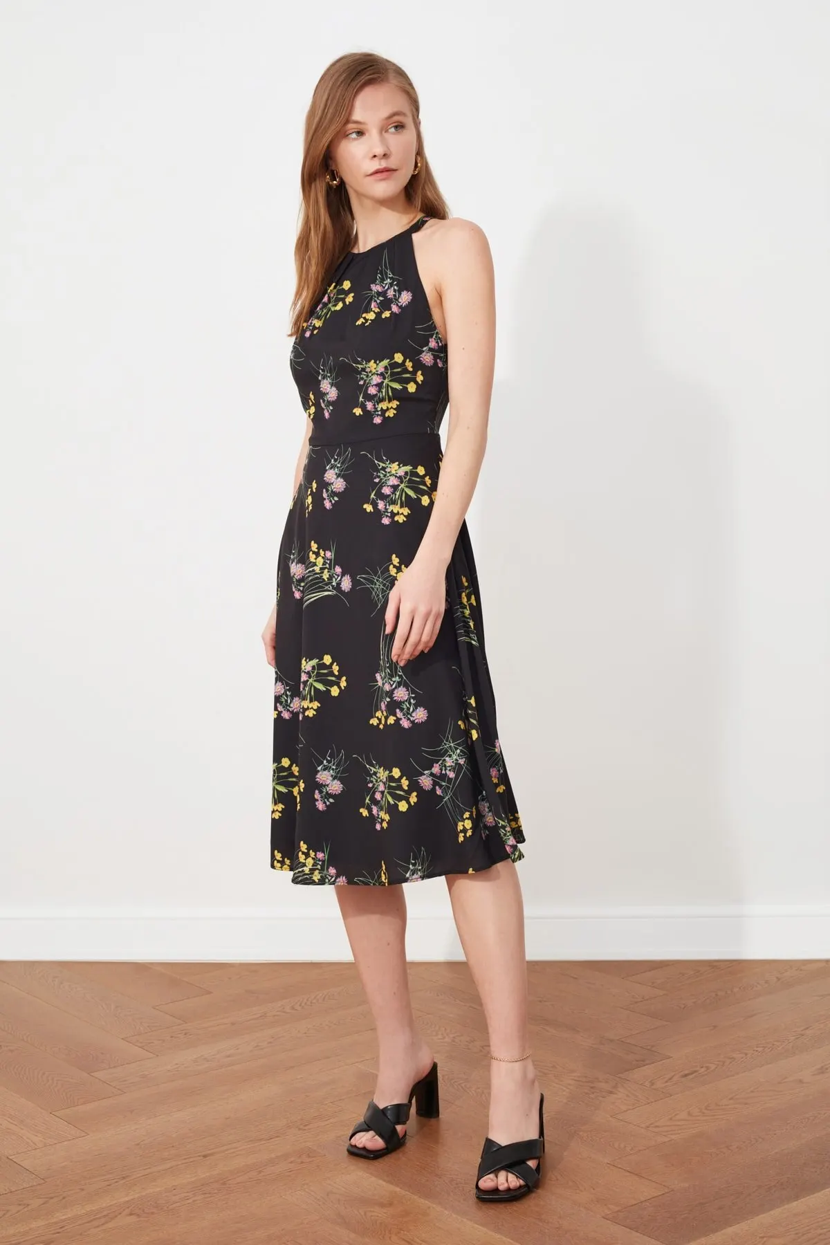 

Женское платье с лямкой на шее, черное платье с маховиком