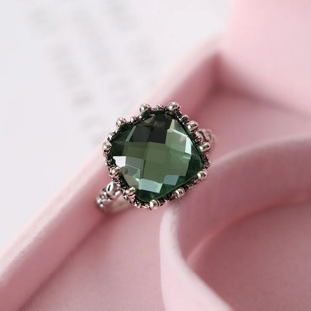Простое кольцо с зеленым квадратным цирконом Винтажное из тайского серебра