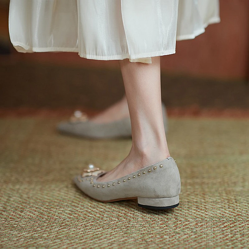 

Shallow Formal Shoes Elegant Style Sheepskin Flower Rivet Decoration Pointed Toe Low Heel 2 Colors Dress Shoes Women