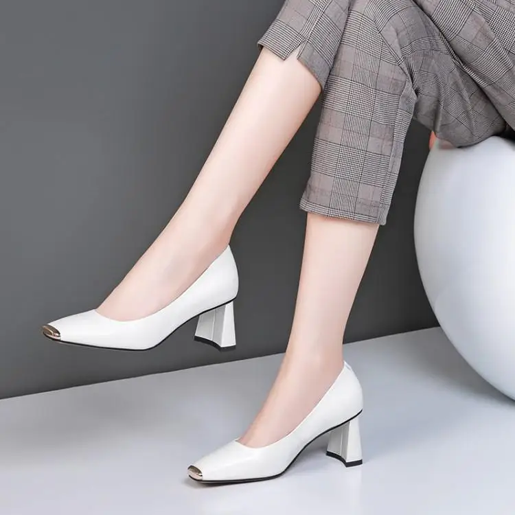 Женская обувь из лакированной кожи с металлическим квадратным каблуком