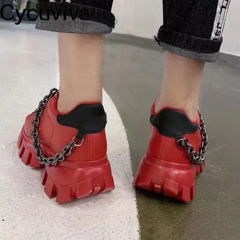 Шикарные женские кроссовки на толстой подошве с металлической цепочкой белые