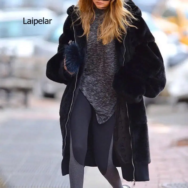 Зимнее женское меховое пальто с капюшоном большой размер средней длины