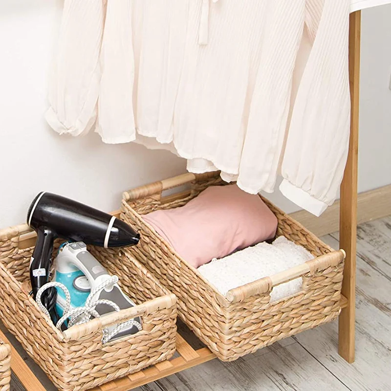 Плетеная корзина прямоугольной формы с деревянными ручками для полок