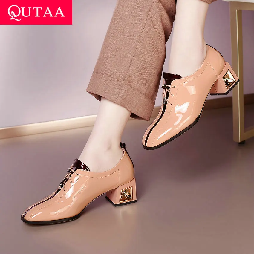 

QUTAA/2021 г. Женские туфли-лодочки из коровьей лакированной кожи с квадратным носком демисезонная Универсальная женская обувь на высоком квадр...