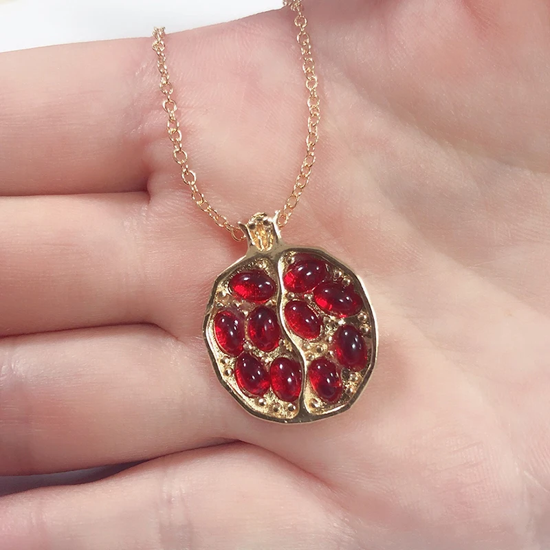 

Vintage Fruit Fresh Red Garnet Necklace Classic Color Resin Stone Pomegranate Pendant Necklace Jewelry for Women Best Gift