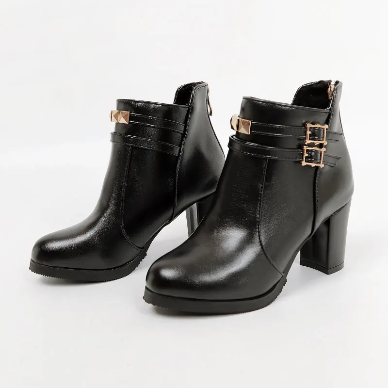 Новинка зимние повседневные Черные ботильоны с пряжкой и круглым носком красным