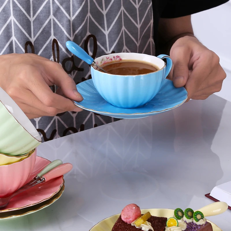 Креативная цветная костяная фарфоровая кофейная чашка с блюдцем рельефная