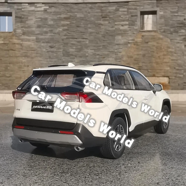 Литая модель автомобиля для всех новых RAV4 1:18 (белый) + небольшой подарок! |