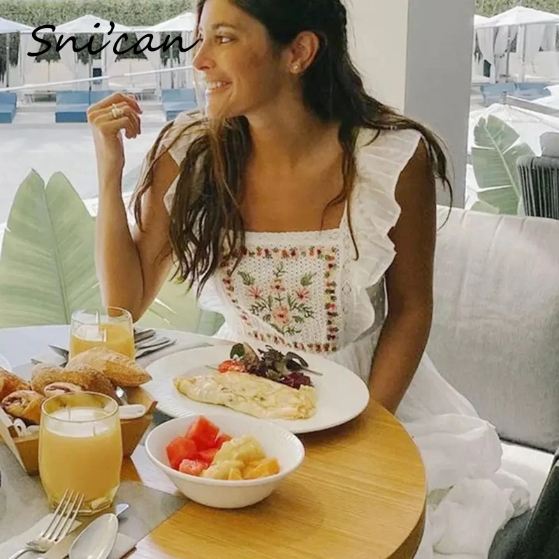 Женское винтажное платье на бретелях-спагетти белое мини с цветочной вышивкой