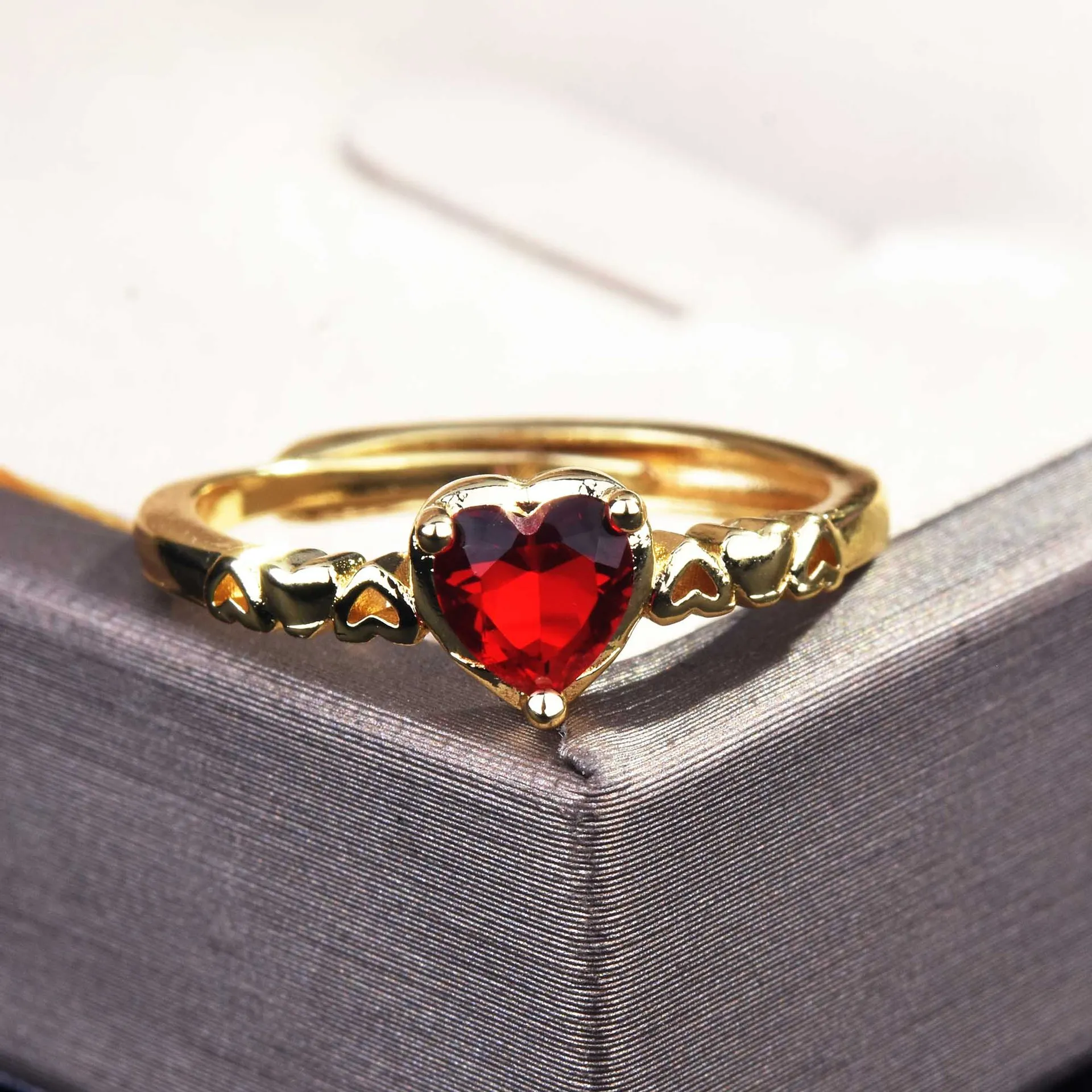 

Fashion Red Crystal Heart Shaped Wedding Rings For Women Gold Color Ladies Engagement Rings Jewelry Party Gifts Accessories
