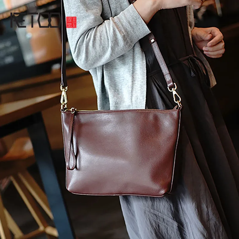 Простая женская сумка AETOO из мягкой кожи на одно плечо вместительная