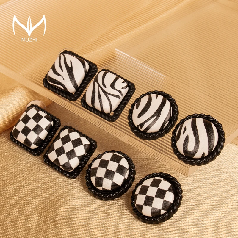 

Винтажные женские серьги-гвоздики MUZHI, черные, белые, с геометрическим рисунком, модные серьги из искусственной кожи в полоску в клетку, женс...