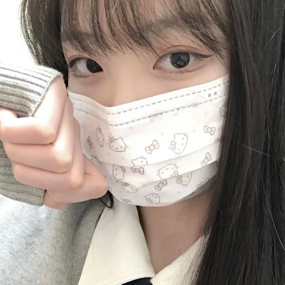 Милая маска для взрослых с мультяшным