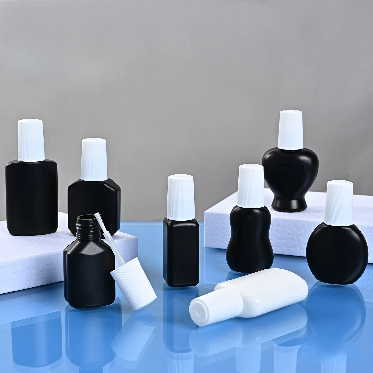 

100PC/set 8/10/12/15ml Plastic Nail Glue Empty Bottle Black Nail Polish Bottle Nail Glue Bottle Separate Bottle with Brush