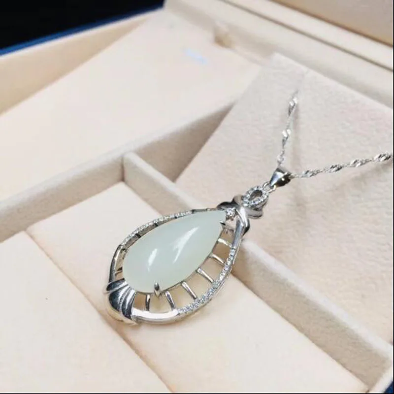 Очаровательная невыпадающая подвеска на удачу из серебра 925 пробы с белым