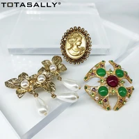 totasally new arrival women luxury vintage brooch fashion vintage queen flower pins resin stone faux pearl pins gift broches