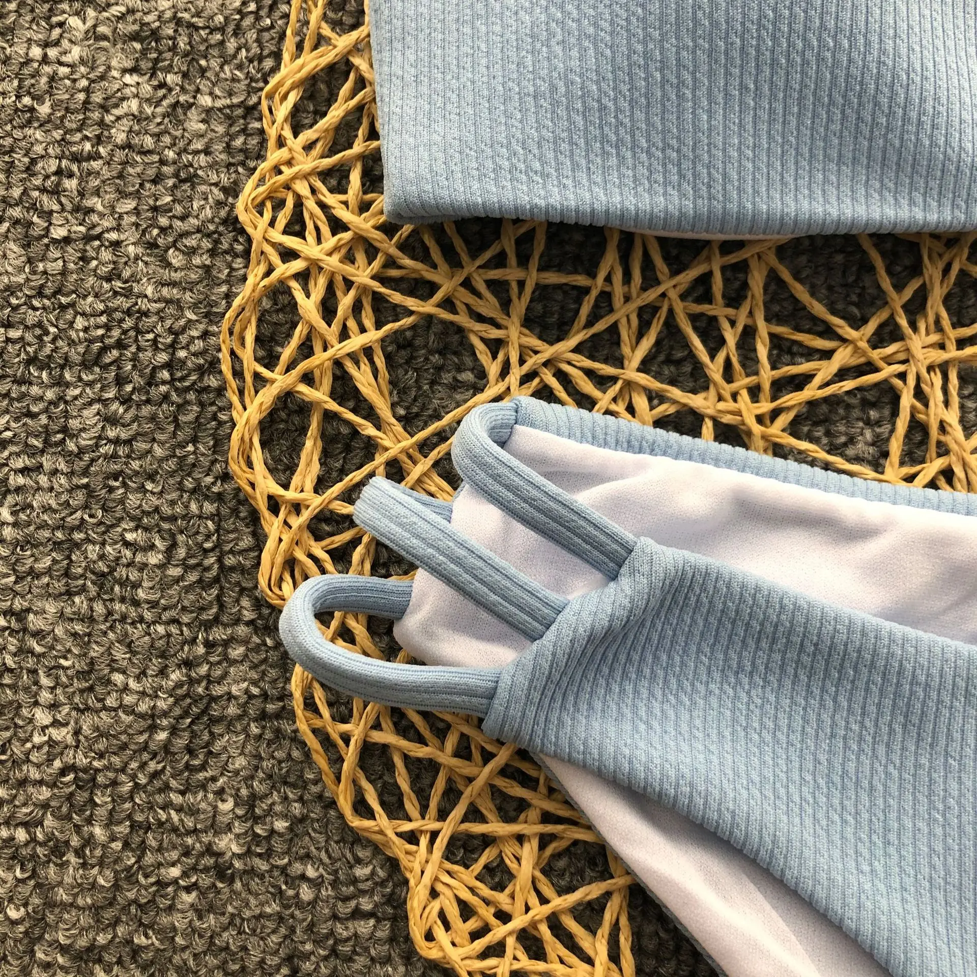 Купальник на бретельках из двух частей светло-голубого бикини с нитками