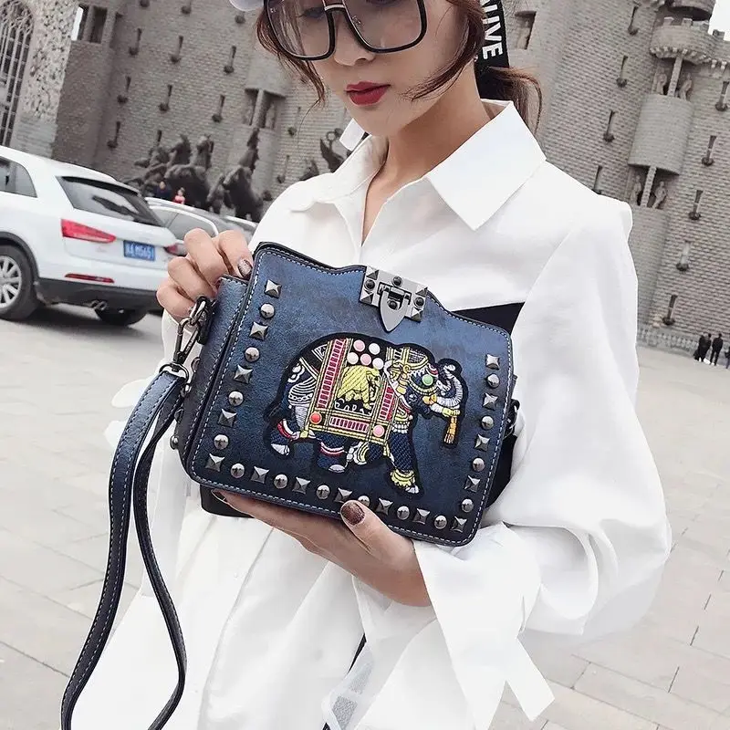 Ins модная сумка-мессенджер летняя женская сумка 2020 новая маленькая с заклепками в