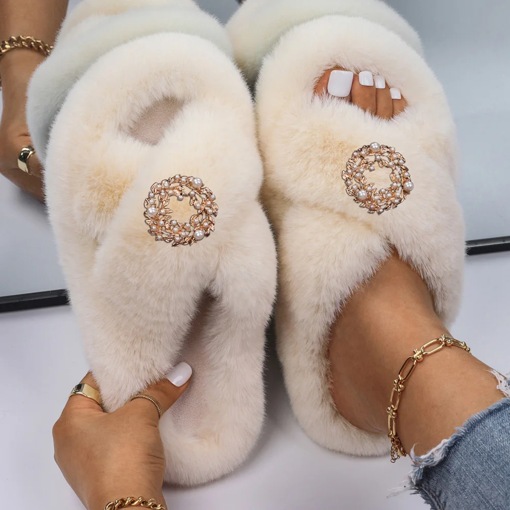 Women Fluffy Slides Faux Fur Flip Flops Pearl Wreath Indoor Slippers Designer Sandals Plush Slippers Luxury 2021 Winter Shoes