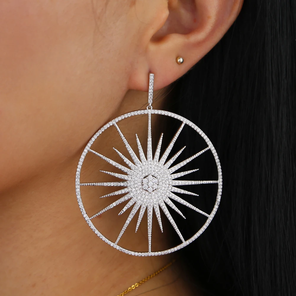 Искрящийся белый кубический циркон украшенный звездным светом Звездное