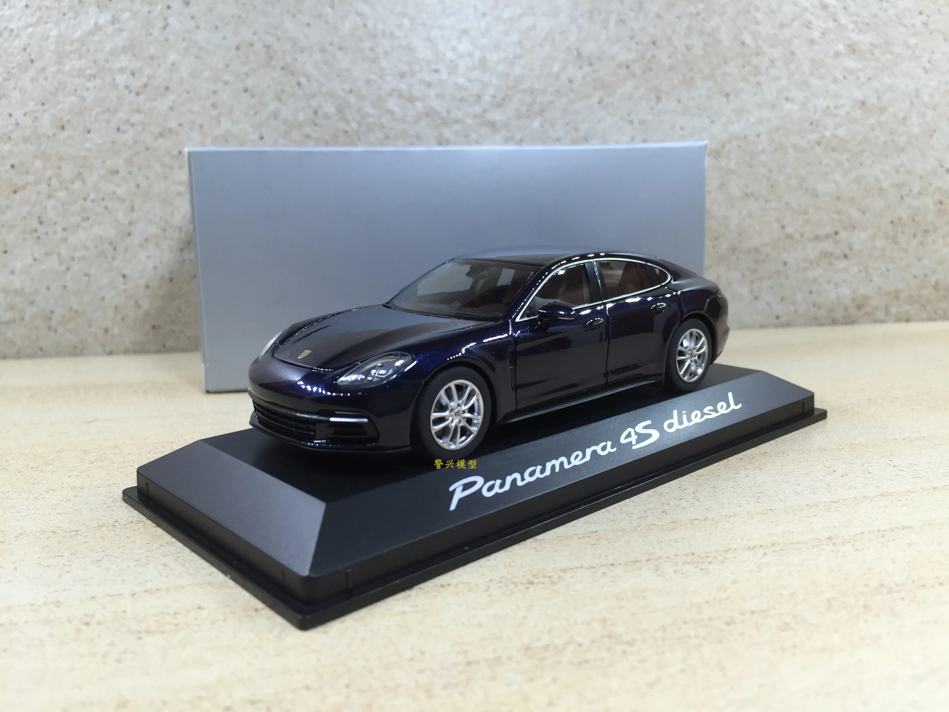 

1:43 PorscheS panamera 4S Collect die casting alloy car models