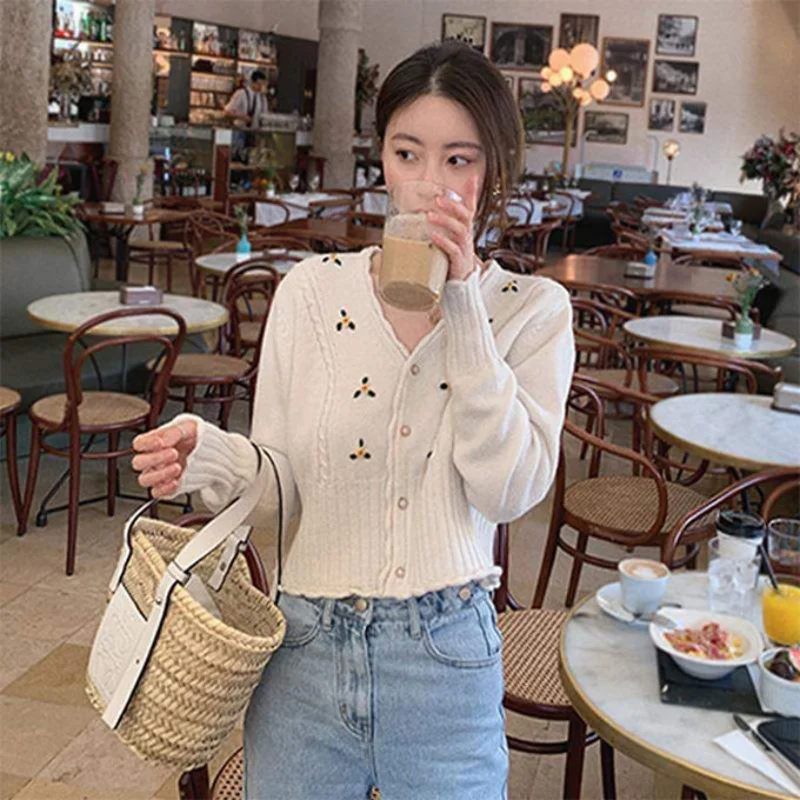 

Spring and Summer Embroidery Short Knitted V-neck Cardigan Coat Women Loose Fitted Waist Sweater Female Outerwear Top