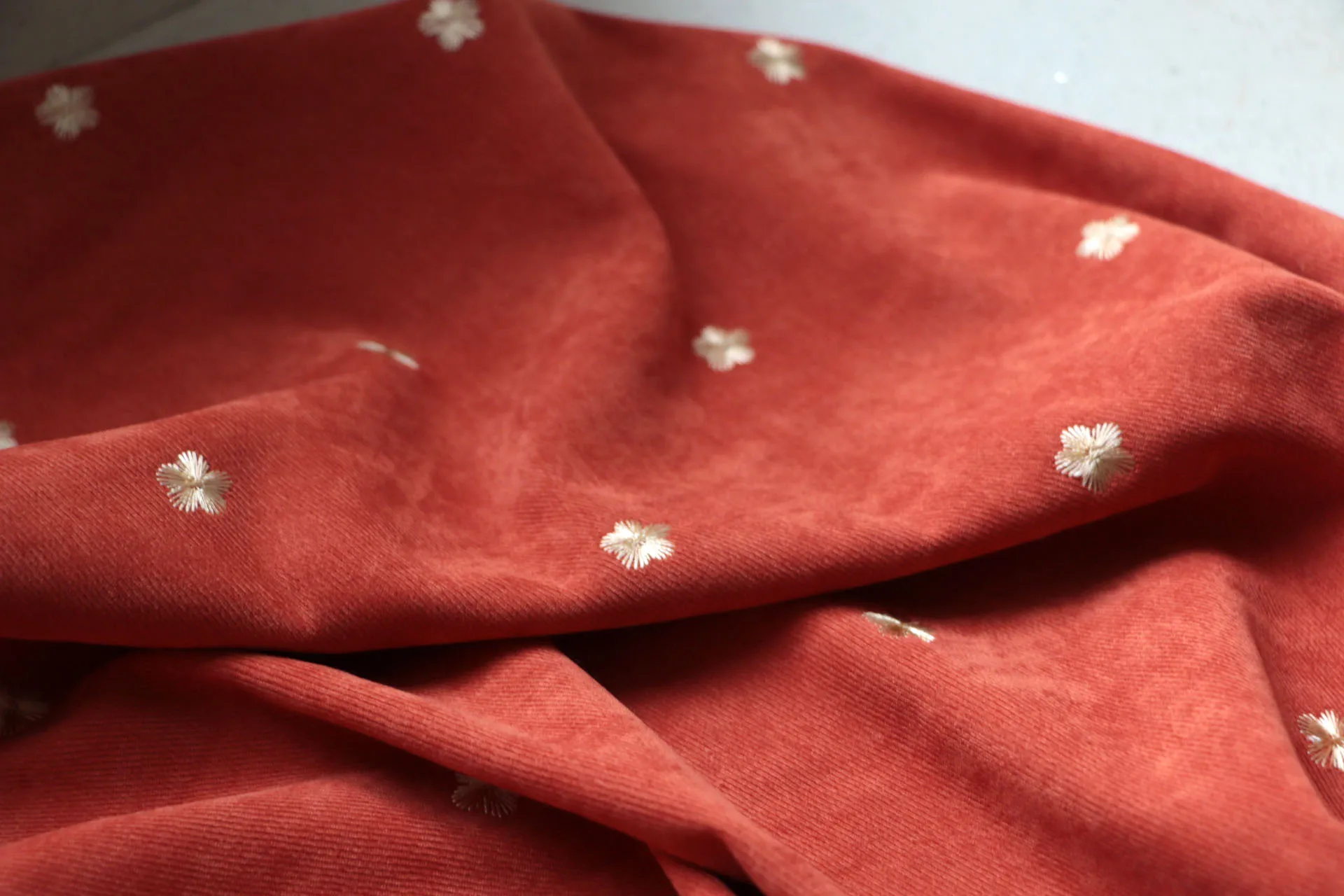 Красно-коричневый твиловый вельветовый мягкий вельвет с вышивкой против морщин