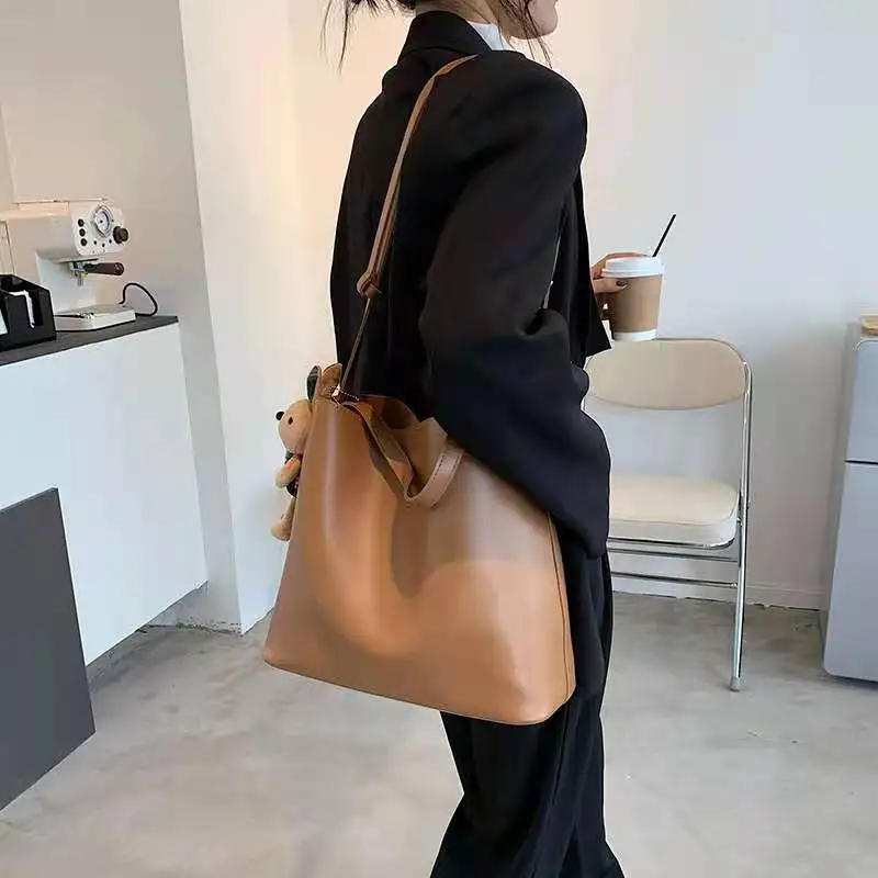 

Bucket bag new style college art single shoulder bag large capacity soft leather practical multi-layer tote bag
