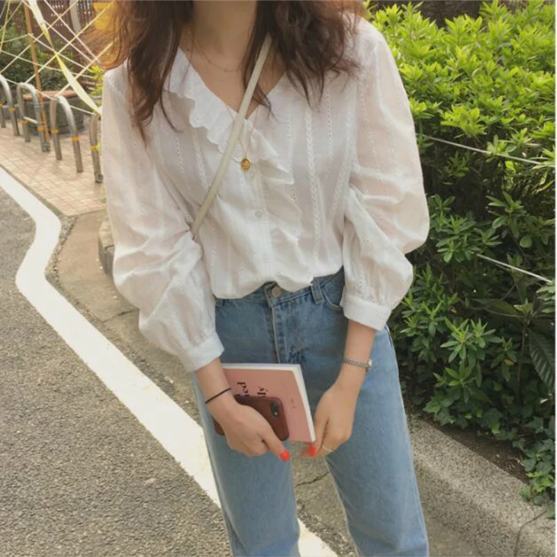 

Женская хлопковая блузка с длинным рукавом, белая жаккардовая короткая однобортная рубашка с оборками и V-образным вырезом, повседневный то...