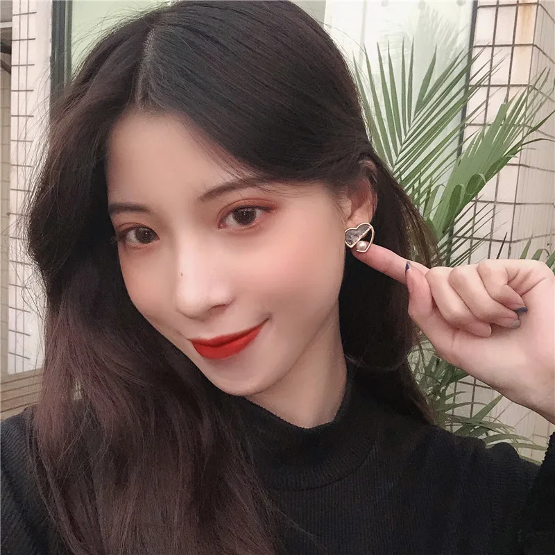 Милые геометрические серьги с перламутровыми жемчужинами женственность